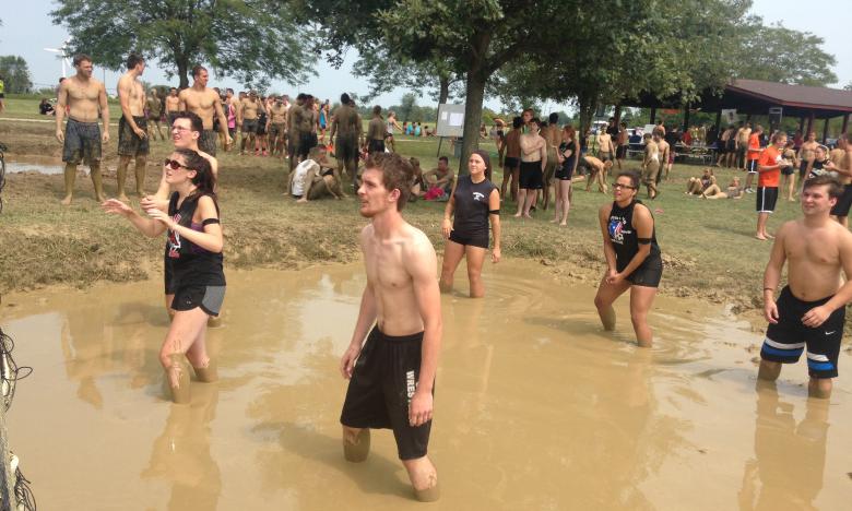 Students participating wait for the ball to be passed over the net. (photo/Emilio Cuesta Ortiz)