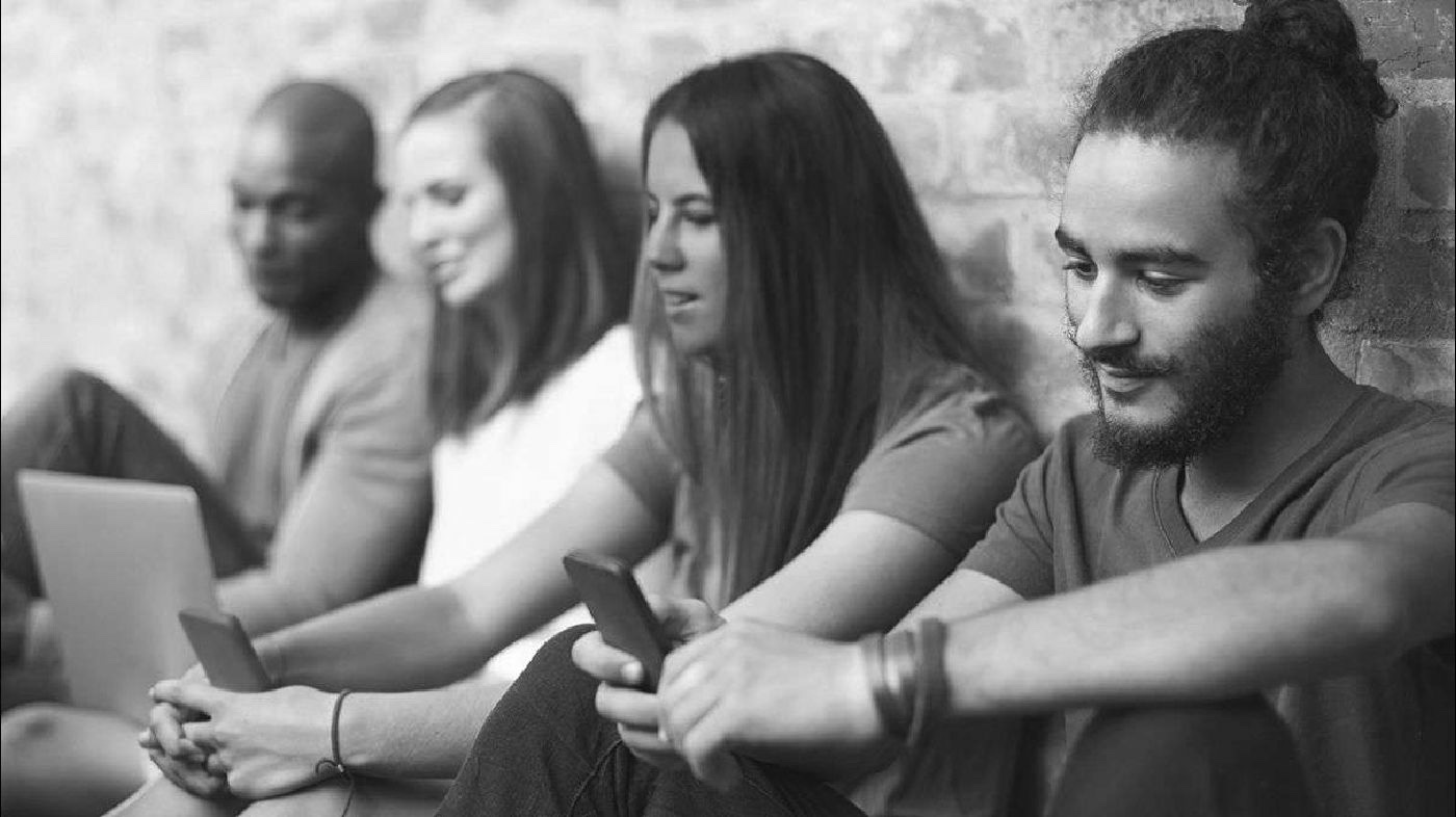 Millennials in their stereotypical environment. (avisel.com photo/ file)