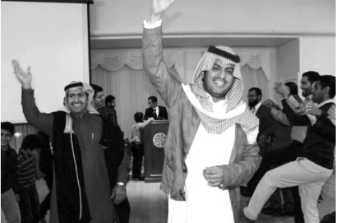 Saudis demonstrate a traditional cultural dance at the dinner. (ONU photo/Umar Sulayman)