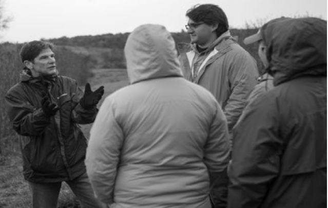 Dr. Alan Steinmen speaking with students in the field (Photo/ Communications and Marketing).